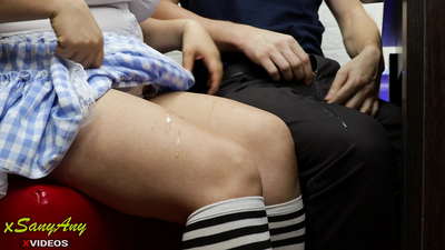 Духтараки ҷавон ба ҳамсинфаш оиди вазифаи хонагӣ-xsanyAny ҷӯш мезанад